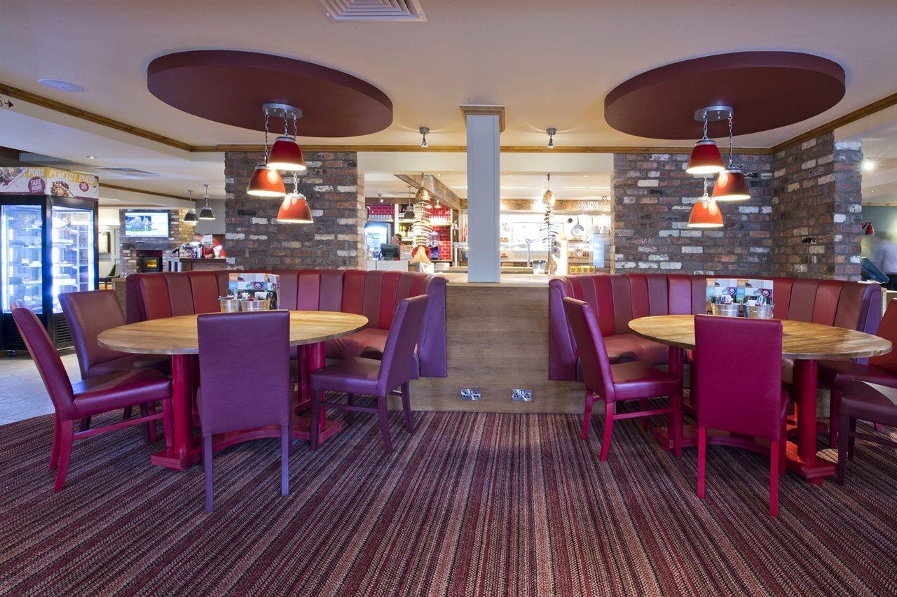 Premier Inn Premier Inn ビディフォード エクステリア 写真
